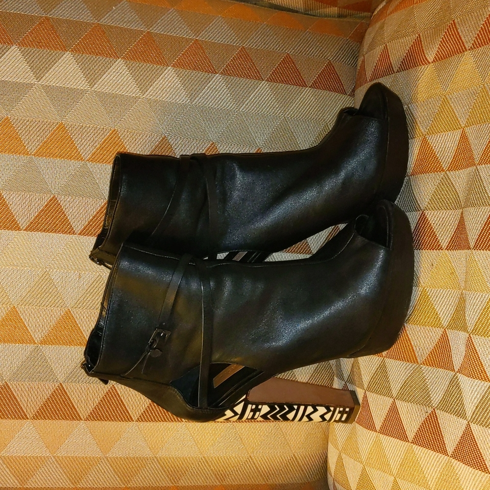 BCBGMAXAZRIA VERY UNIQUE! Leather Booties. Size 9